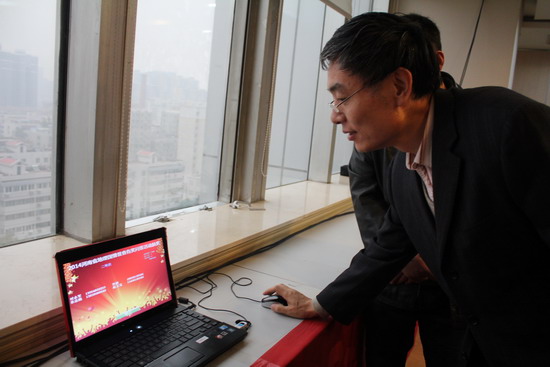 河南省测绘地理信息局办公室主任毛忠民现场抽奖