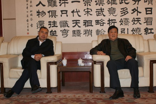 赵建才（右）会见库热西局长（左）