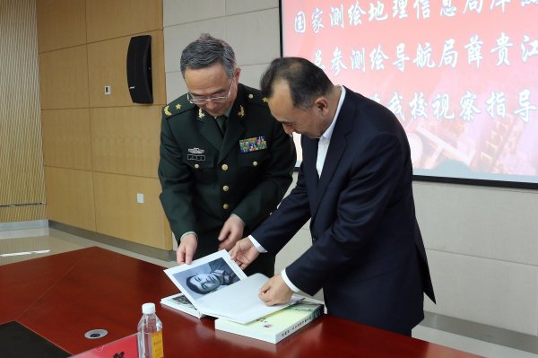 郑校长赠送学籍资料册