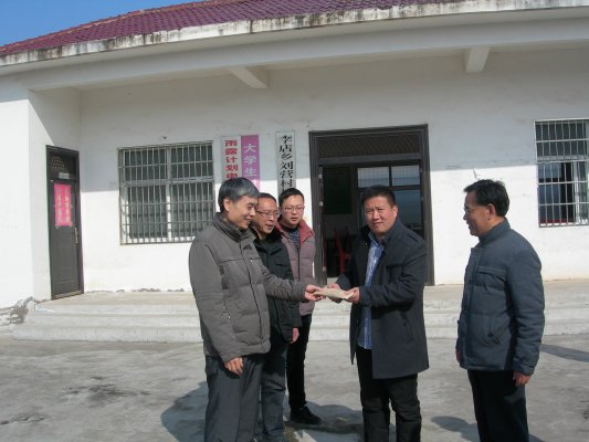 向村里捐赠了2万元