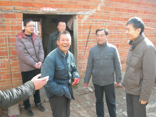 收到慰问金的老汉