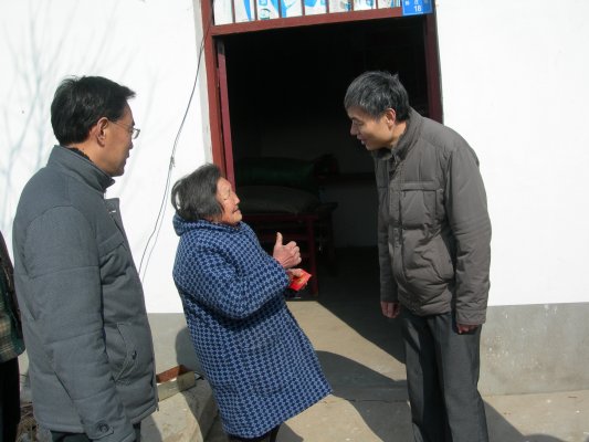 老大娘感谢党和政府