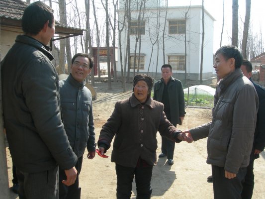 收到慰问金的大娘恋恋不舍