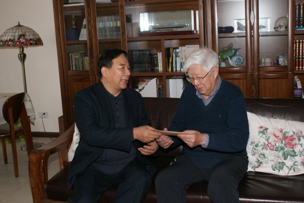 禄丰年慰问高俊院士