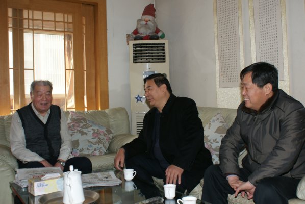 禄丰年慰问退休副局长孙福海