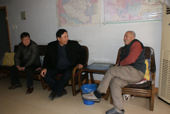 禄丰年慰问退休副局长曲官举