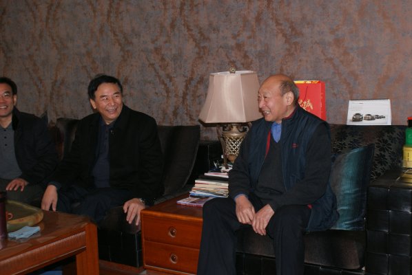 禄丰年慰问退休副局长张富群