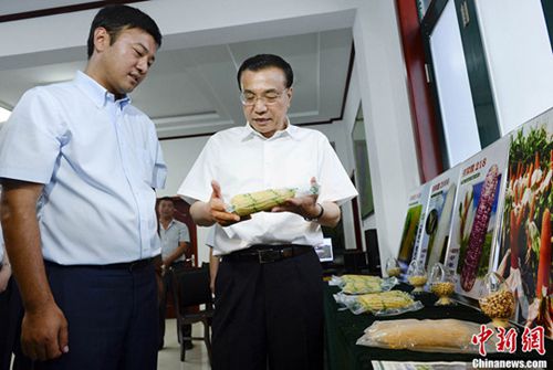 图为李克强2014年7月24日到山东德州陵县，&ldquo;全流程&rdquo;考察德强现代家庭农场。