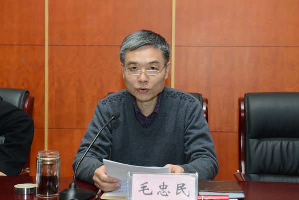 局党委委员毛忠民、宋新龙宣读表彰决定