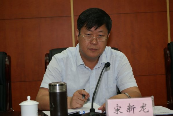 党委委员宋新龙宣读通报