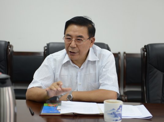 河南省测绘地理信息局党委委员、副局长禄丰年（主持工作）主持会议并提出要求。