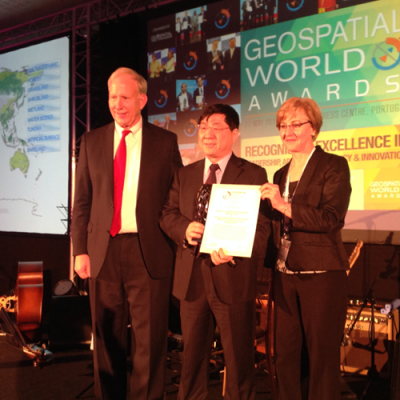 30米分辨率全球地表覆盖遥感制图项目技术负责人陈军接受颁奖。