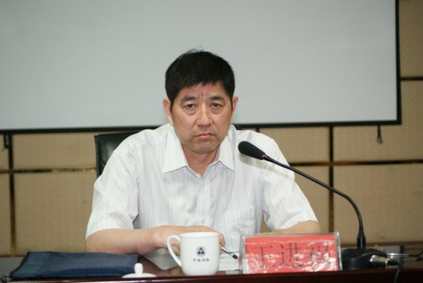 河南省测绘地理信息局副局长王进福主持会议