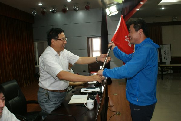 河南省测绘地理信息局副局长禄丰年（主持工作）向援疆队伍授旗