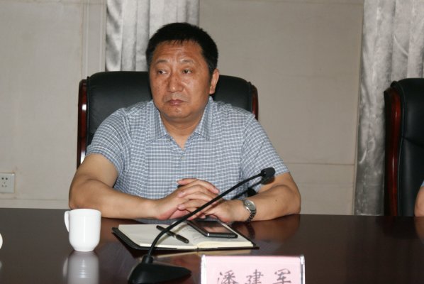 潘建军宣读文件