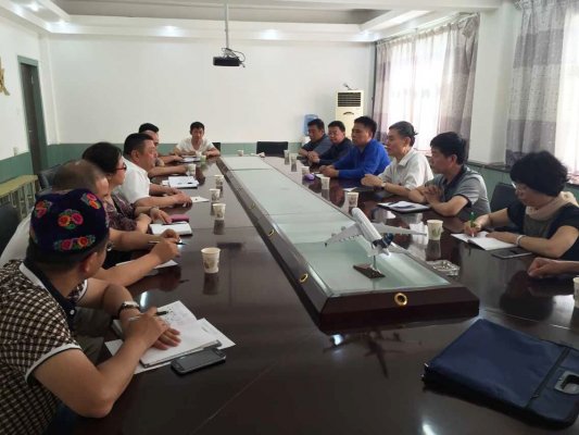 毛忠民与哈密地区国土部门、援疆测绘队伍负责人交流