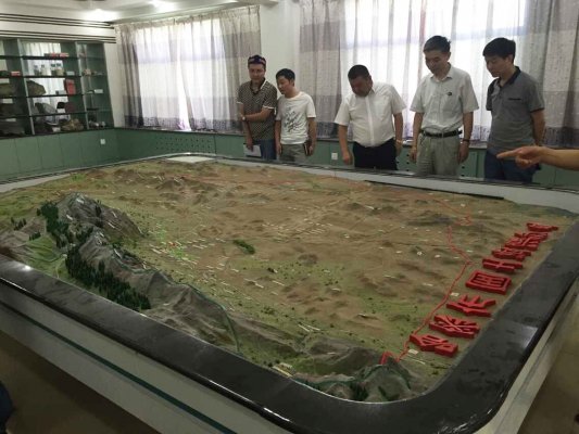 毛忠民察看哈密地区地图沙盘