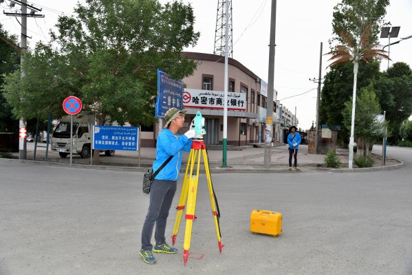 测绘队员在施测