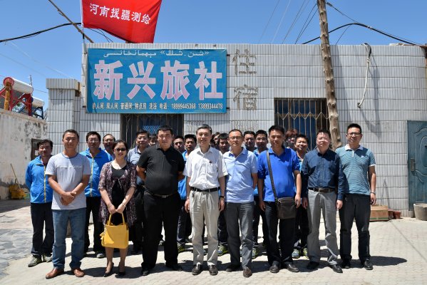 毛忠民、哈密地区国土部门同志与援疆队伍合影留念