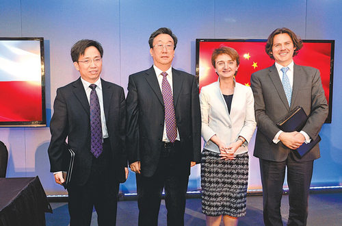 当地时间6月16日下午，正在波兰访问的省委书记、省人大常委会主任郭庚茂与波兰基础设施和发展部部长玛丽亚&middot;娃沙珂等共同出席了河南&mdash;波兰铁路郑欧班列合作交流会及项目签约仪式。（记者 杜小伟 摄）