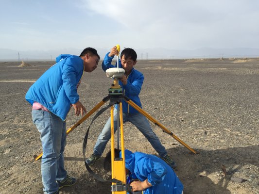 测绘队员精心量高