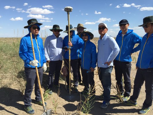 烈日下,终于找到戈壁中的控制点