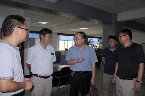 何晨一行到内业实地调研