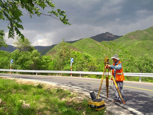 北京院外业队员测绘冬奥会选址用1：2000地形图