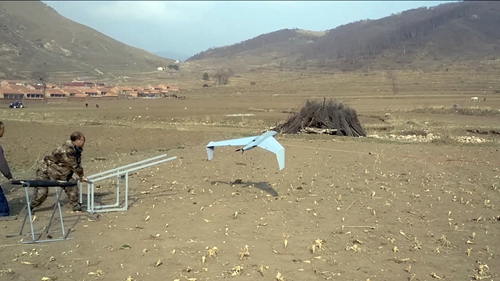 中测新图研制的无人机即将起飞对小海坨山进行航拍