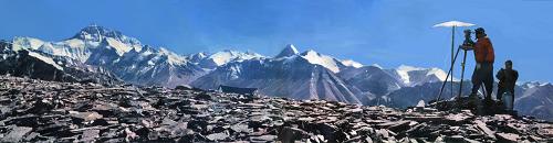 1975年，测绘队员在测量珠穆朗玛峰高程。新华社发