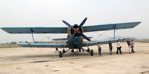 测绘队员在福州长乐机场准备用机载激光雷达对地面进行观测（2013年10月3日摄）。新华社发