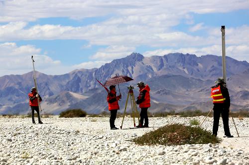 测绘队员在西藏阿里进行水准观测（2014年7月5日摄）。新华社发（吴江 摄）