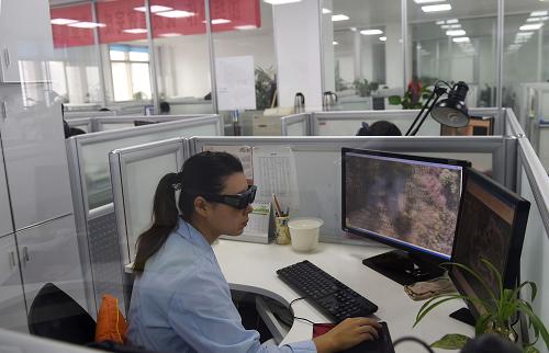 测绘队员在广东阳江市帆仔岛搬运重力测量设备（2010年12月28日摄）。新华社发