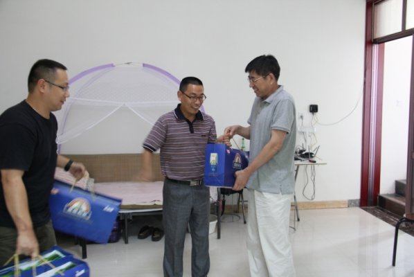 王进福副局长为测绘队员们赠送了慰问品