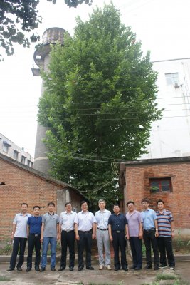 刘局长省测绘工程院旧址与职工合影