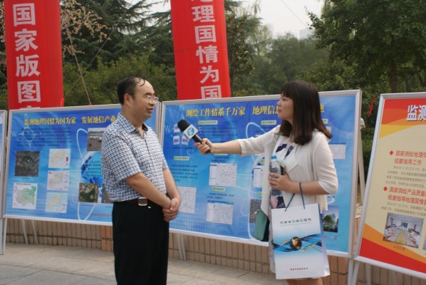 何晨现场接受河南电视台采访