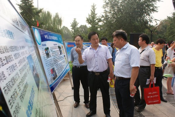 刘济宝查看展板