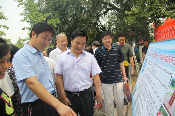 刘济宝听取讲解