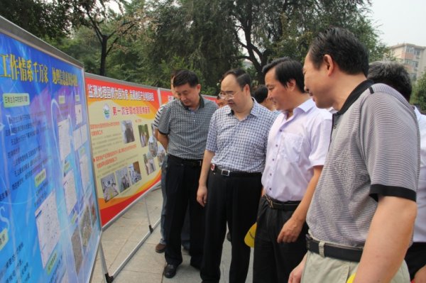 刘济宝局长一行领导来到中心展板前驻足观看