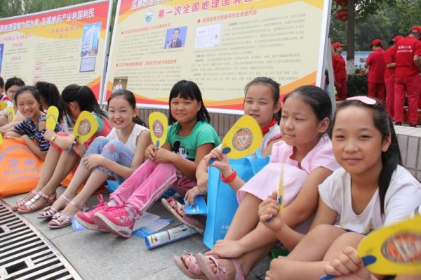 中心发放的宣传小扇子成为了活动中最亮丽的风景