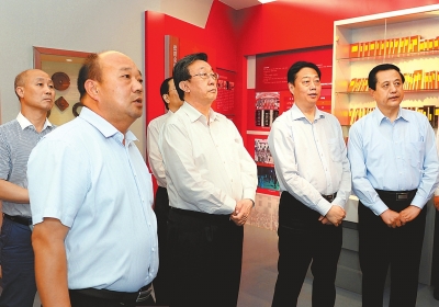 9月15日下午,省委书记、省人大常委会主任郭庚茂专程参观长葛市坡胡镇水磨河村党委书记燕振昌事迹展馆。(记者 杜小伟 摄)