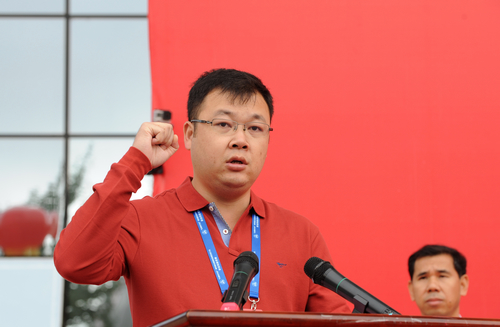 裁判员代表李军宣誓。