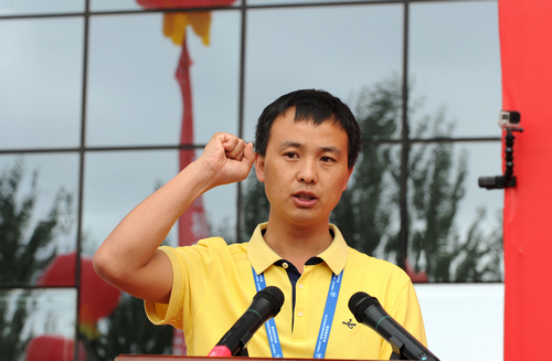 参赛选手代表杜国福宣誓。 