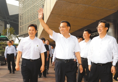 9月25日，中共中央政治局常委、国务院总理李克强在郑州郑东新区考察。（记者 杜小伟 摄）