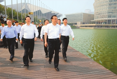 9月25日，中共中央政治局常委、国务院总理李克强在省委书记郭庚茂、省长谢伏瞻的陪同下，考察郑州郑东新区CBD中心。记者 杜小伟 摄 