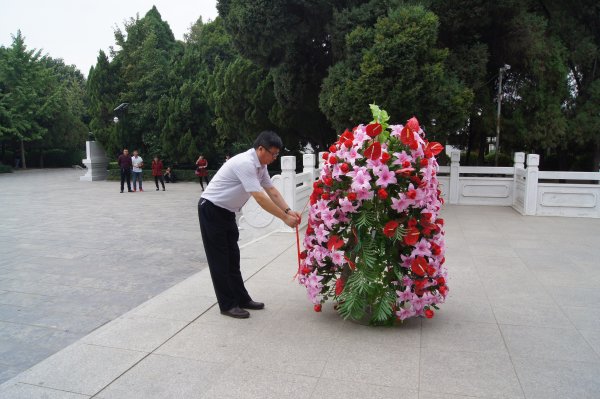 向焦陵敬献花篮