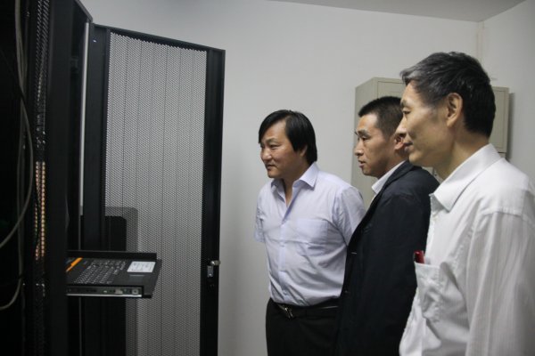 刘济宝察看全省CORS参考站运行情况