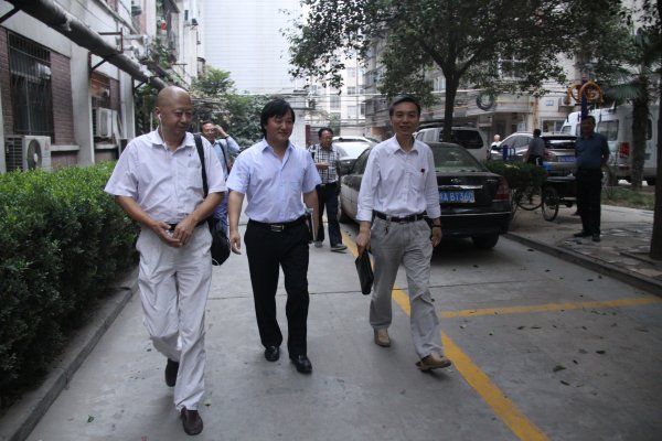 刘济宝局长察看家属院