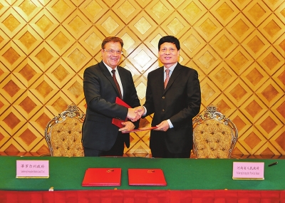 10月12日，省长谢伏瞻与奥地利蒂罗尔州州长君特&middot;普拉特在郑州续签两省州加强交流与合作备忘录。(记者 董亮 摄)