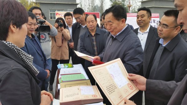 李亚副省长在濮阳范县展位参观